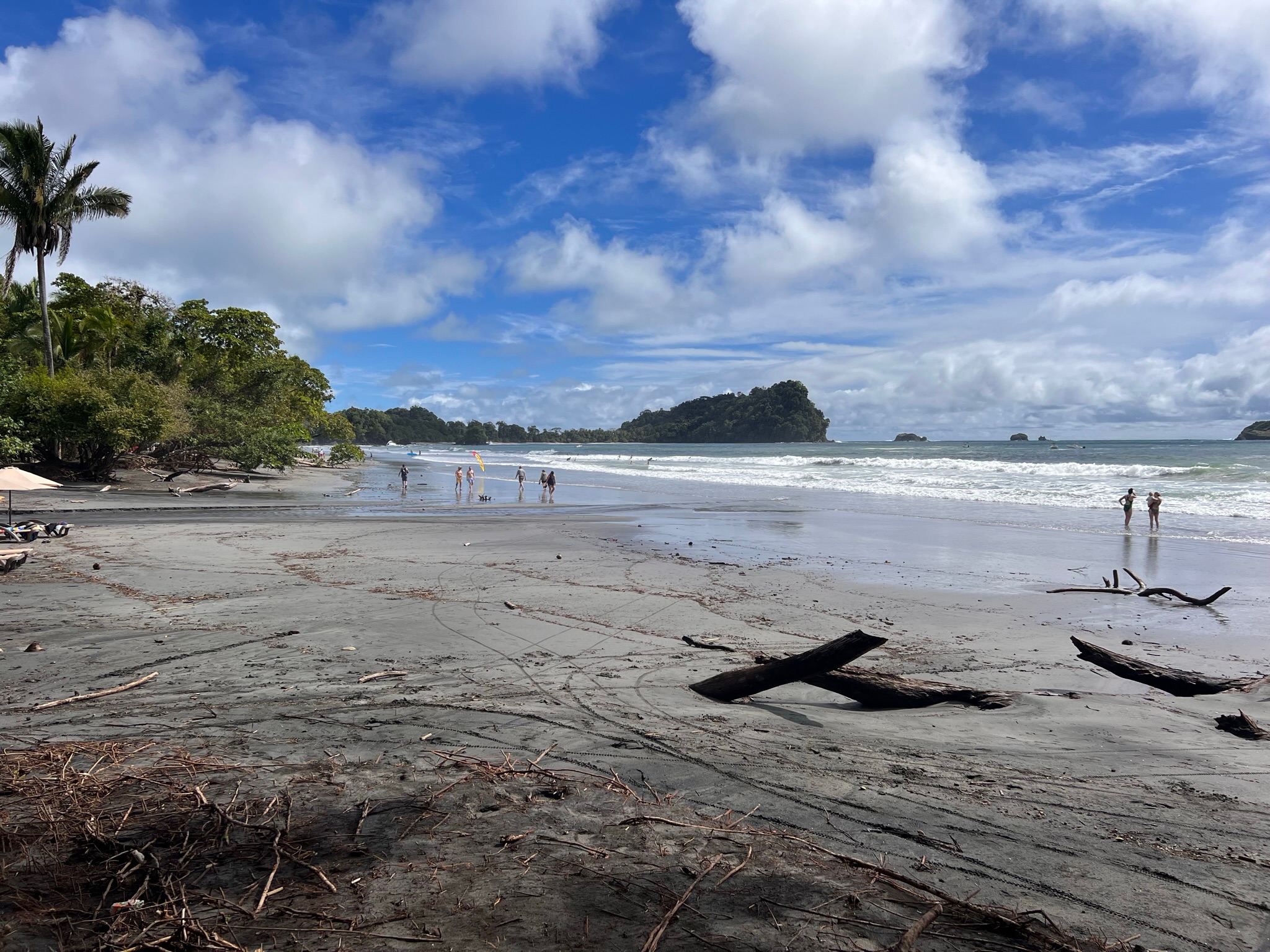 Beachfront hotel directly on Playa Espadilla in Manuel Antonio, Costa Rica